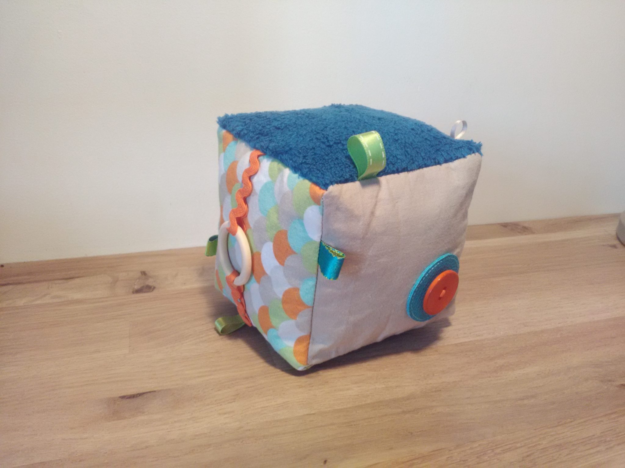 Un cube d'éveil bébé facile à coudre grâce à Mon Kit Couture