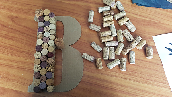 Lettres décoratives : Recyclez vos bouchons de liège - Two pour le DIY !  Blog DIY